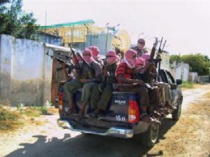 Un groupe d'insurgs quitte Mogadiscio le 27 octobre 2008.