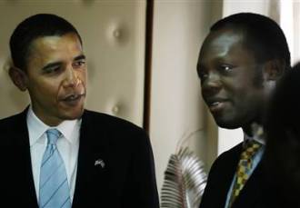 Barack Obama en compagnie du ministre kenyan des affaires trangres Raphael Tuju en 2006