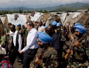 Au centre, Alain Le Roy, secrtaire gnral adjoint de l'ONU charg des oprations de maintien de la paix, hier   Mugunga