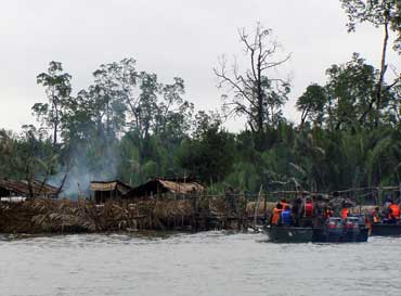 L'armée camerounaise en patrouille dans la péninsule de Bakassi.