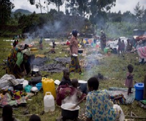Des congolais dans un camp de dplacs, prs de Goma le 10 novembre 2008.