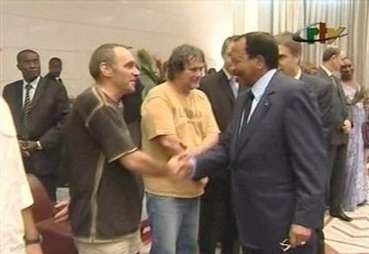 Les otages saluant le président camerounais Paul Biya