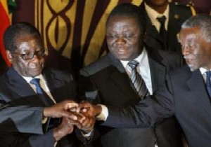 Le prsident zimbabwen Robert Mugabe, le chef de l'opposition Morgan Tsvangirai, et le mdiateur sud-africain Thabo Mbeki,  Harare le 15 septembre 2008