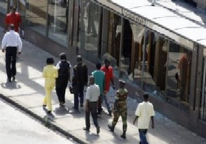 Des vitrines de magasins pills par des soldats au Zimbabwe le 2 dcembre 2008.