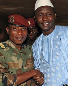 Ahmed Tidiane Souare ici avec Moussa Dadis Camara lors de la prise de pouvoir de ce dernier