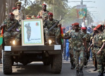 Les militaires transportant la dpouille de Lansana Cont