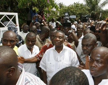 John Atta Mills entour de ses partisans