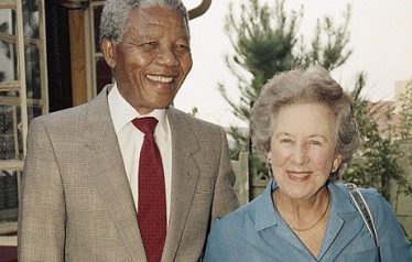 Helen Suzman rend visite à Nelson Mandela dans sa maison d'Orlando peu après sa libération en février 1990
