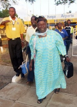 ''Mama'' Sarah Obama  l'aroport de Nairobi le 12 janvier