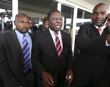 Tsvangirai accompagn de ses gardes du corps le 17 janvier  l'aroport de Harare