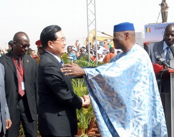 Hu Jintao et ATT après la pose symbolique de la 1ère pierre du 3ème pont de Bamako