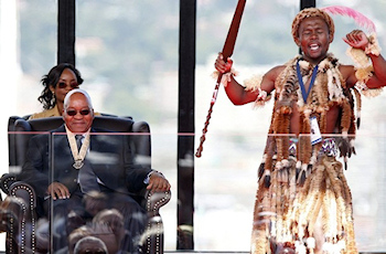 Jacob Zuma regarde un danseur Zulu aprs avoir prt serment