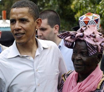 Barack Obama et sa grand-mre lors d'une visite au Kenya en 2006