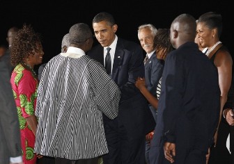 Barack Obama accueilli par John Atta Mills