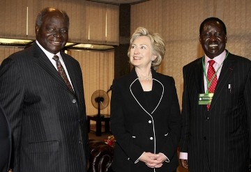 Le prsident Mwai Kibaki et le premier ministre Raila Odinga lors de la visite d'Hillary Clinton au Kenya