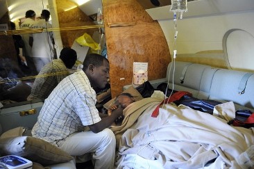 Bahia Bakari et son pre dans l'avion qui la ramenait  Paris le 2 juillet 2009