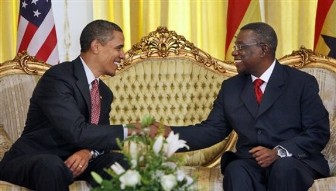 Barack Obama avec le prsident ghanen John Atta Mills lors de sa visite au Ghana