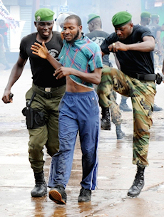 Un manifestant arrt le 28 septembre  Conakry
