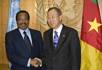 Depuis son dpart de New York le 29 septembre, Paul Biya (ici avec Ban Ki Moon le 28 septembre)  n'tait pas rapparu au Cameroun