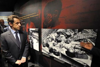 Nicolas Sarkozy visitant le mmorial consacr aux victimes du gnocide le jeudi 25 avril 2010