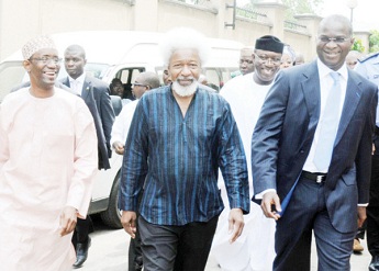 Wole Soyinka entour de Nuhu Ribadu et de Babatunde Fashola aprs la confrence du 20 juillet