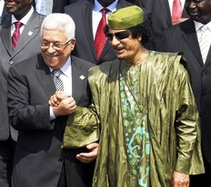 Mouammar Kadhafi  Kampala pour le sommet de l'Union Africaine