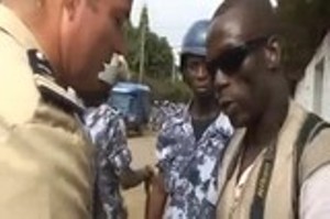Le lieutenant-colonel Romuald Letondot film en train de menacer le photographe togolais