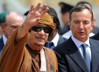 Mouammar Kadhafi et le ministre italien des Affaires trangres Franco Frattini  Rome, le 29 aot 2010. 