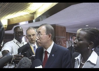 Ban Ki Moon avec des journalistes et la ministre rwandaises des affaires trangres Louise Mushikiwabo  Kigali le 8 sept 2010
