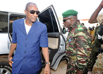 Alpha Condé arrivant chez lui à Conakry le 3 décembre après la validation des résultats par la cour suprême