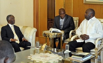 Laurent Gbagbo recevant le mdiateur de l'Union Africaine Thabo Mbeki