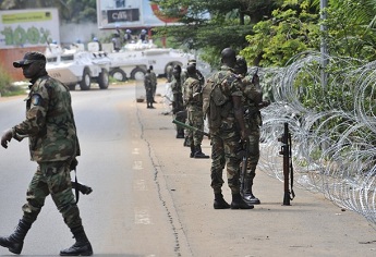 Les forces nouvelles  Abidjan le 13 dcembre 2010, protgeant l'htel du golf o rside Alassane Ouattara