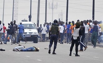 Deux personnes blesses sont allonges alors que les manifestants pro Ouattara affrontent les forces de scurit favorables  Laurent Gbagbo