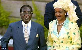 Grace Mugabe ici avec son poux Robert Mugabe
