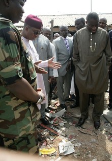 Goodluck Jonathan sur le lieu de l'attentat
