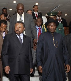 Jean Ping et Goodluck Jonathan arrivant au sommet de l'Union Africaine ce samedi (29/1/11)