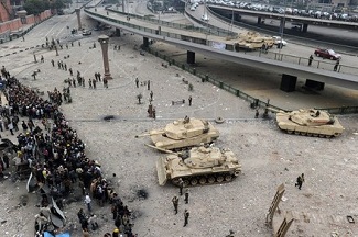 Des tanks sur la place Tahrir le 5 fvrier 2011