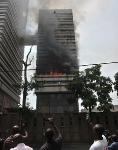 Une importante fume sort du sige du trsor mardi  Abidjan