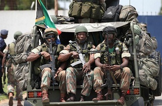 Des soldats sud-africains chargs de la protection du prsident Jacob Zuma ce lundi  Abidjan