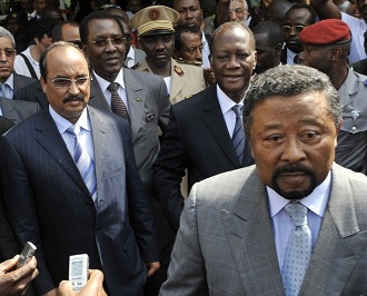 Jean Ping, Idriss Deby, Mohammed Ould Abdel Aziz et Alassane Ouattara lors du prcdent sjour du panel de l'UA le 22 fvrier 2011