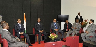 Les chefs d'Etat membres du panel avec Alassane Ouattara et Guillaume Soro le 22 fvrier 2011