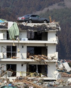 Une voiture sur le toit d'un immeuble aprs le tremblement de terre et le tsunami au Japon