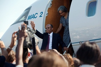 Jean-Bertrand Aristide dbarque de l'avion qui l'a ramen  Port-au-Prince le vendredi 18 mars 2011
