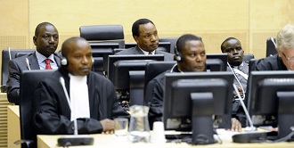 De g  d, range du fond : William Ruto, Henry Kosgey, et Joshua Arap Sang  La Haye le 7 avril 2011