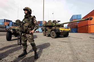Un soldat franais dans le port d'Abidjan le 9 avril 2011