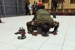 Un soldat fidle  Alassane Ouattara se rjouissant de la capture de Laurent Gbagbo