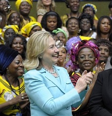 Hillary Clinton avec des femmes membres d'un programme d'entrepreneuriat  Lusaka le 10 juin 2011