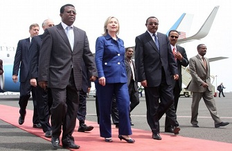 Hillary Clinton avec le ministre des affaires trangres de l'Ethiopie (Haile-Mariam Desalegne, 3  droite)  son arrive  Addis Abeba le 13 juin 2011