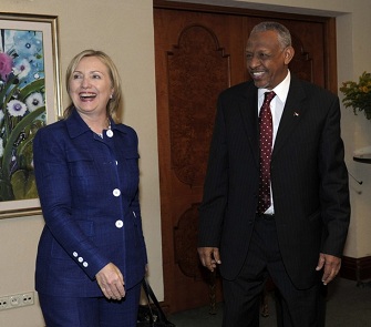 Hillary Clinton avec le conseiller spcial du prsident soudanais Nafie Ali Nafie le 13 juin 2011  Addis Abeba