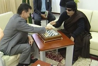 Mouammar Kadhafi et le prsident de la Fdration Internationale d'checs Kirsan Ilyumjhinov le 12 juin en Libye